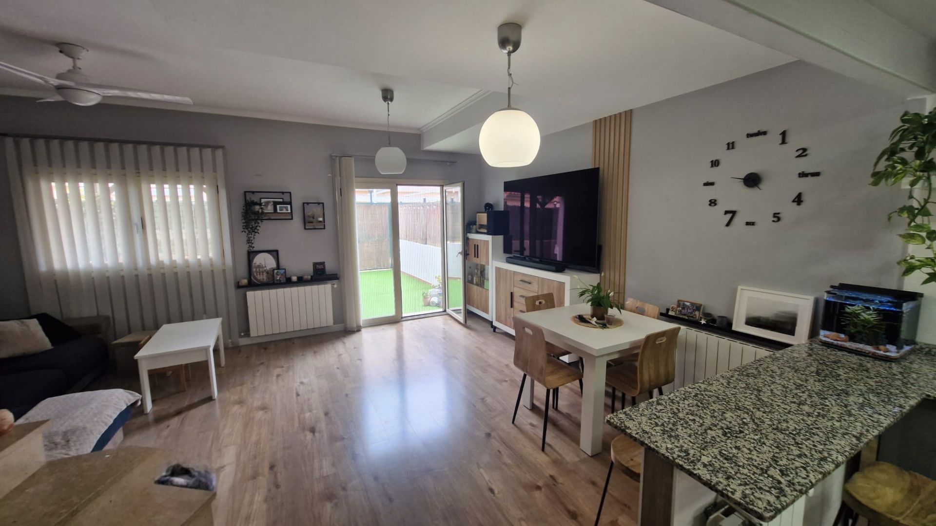 Living room of Single-family semi-detached for sale in La Pobla de Vallbona  with Air Conditioner, Heating and Parquet flooring