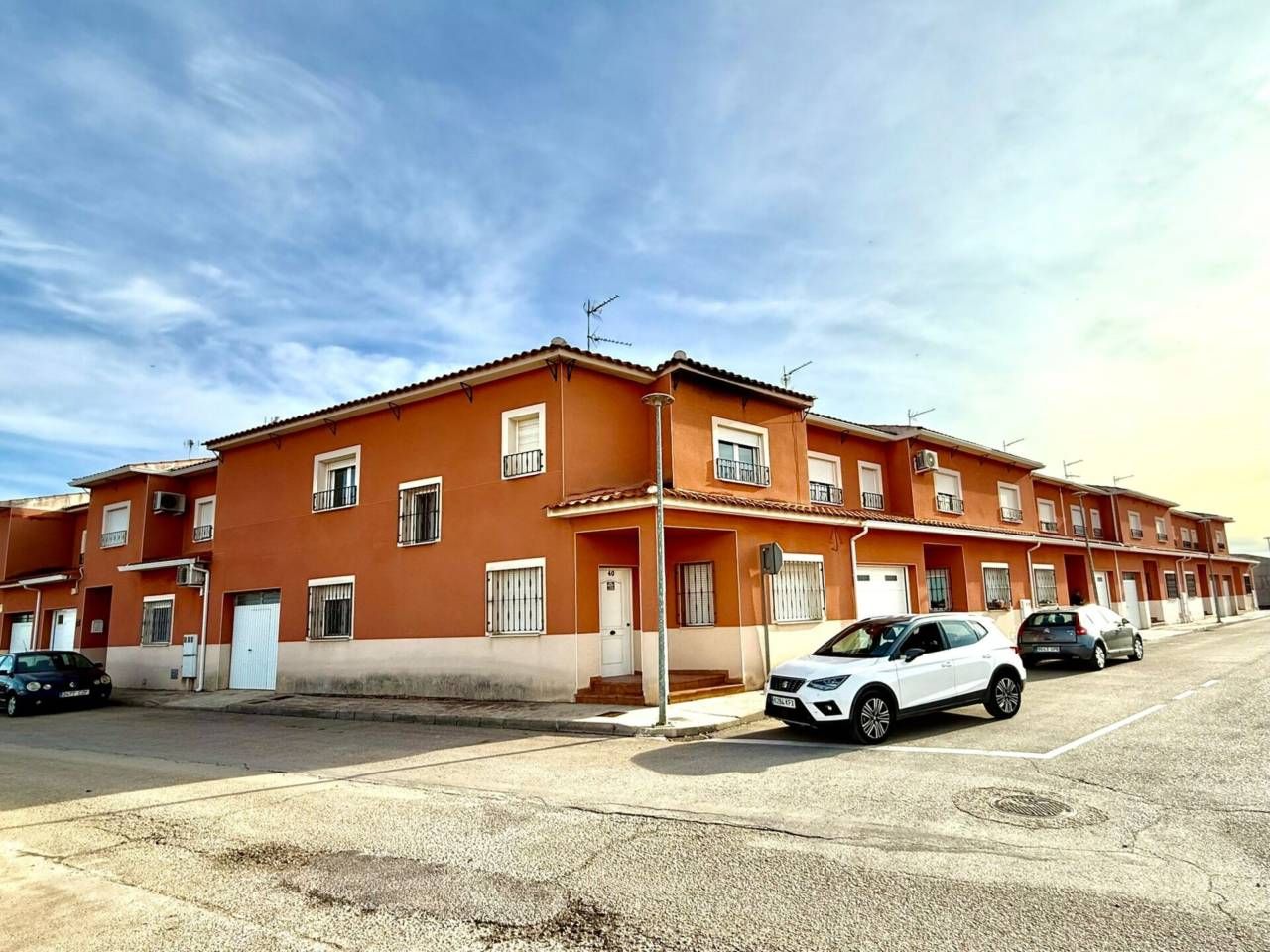 Exterior view of Single-family semi-detached for sale in Miguel Esteban  with Alarm and Community pool