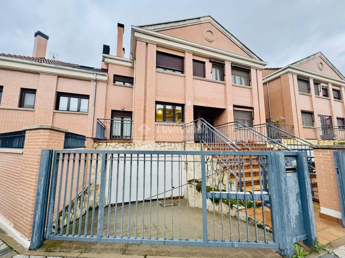 Vista exterior de Casa adosada en venda en Cistérniga