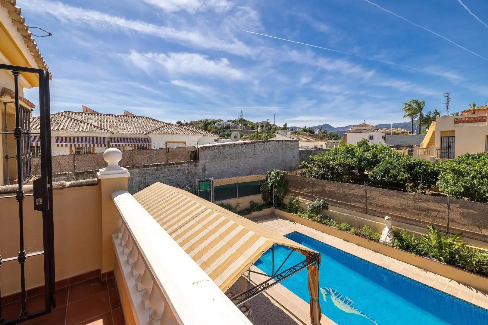 Vista exterior de Casa o xalet en venda en Alhaurín de la Torre amb Jardí privat, Terrassa i Piscina