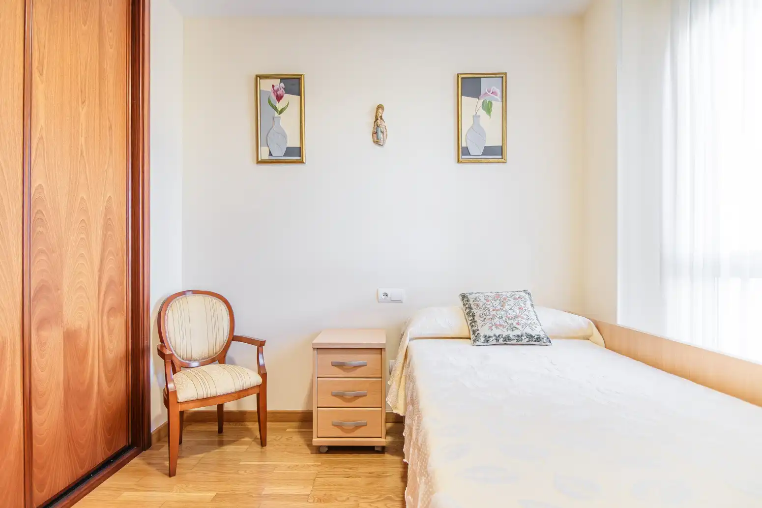 Schlafzimmer von Wohnung zum Verkauf in Gozón mit Heizung, Privatgarten und Abstellraum