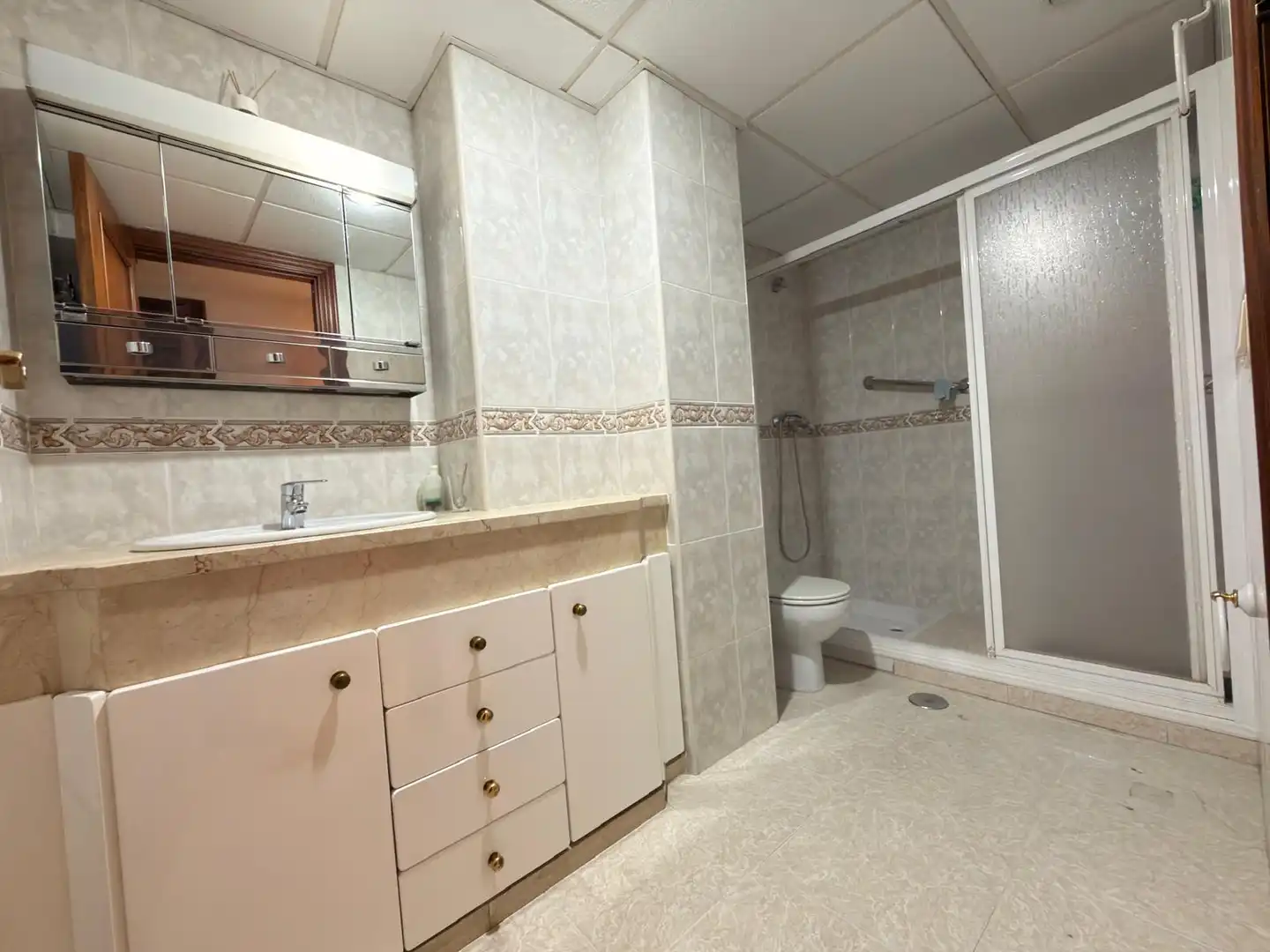 Baño de Piso en venta en Huelva con Amueblado, Horno y Lavadora