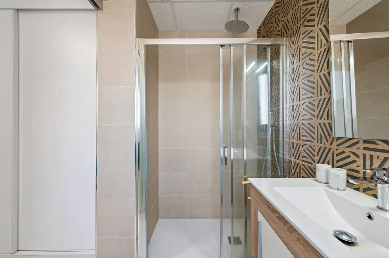 Badezimmer von Wohnungen zum Verkauf in Madrid mit Whirlpool und Sauna