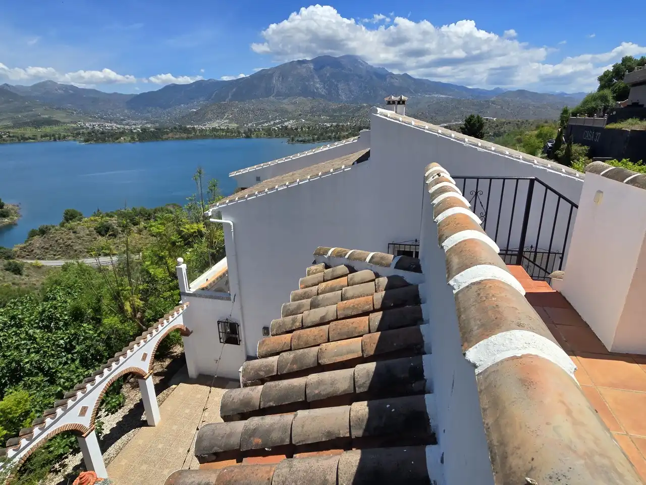 Vista exterior de Casa o xalet en venda en Viñuela amb Aire condicionat, Terrassa i Piscina