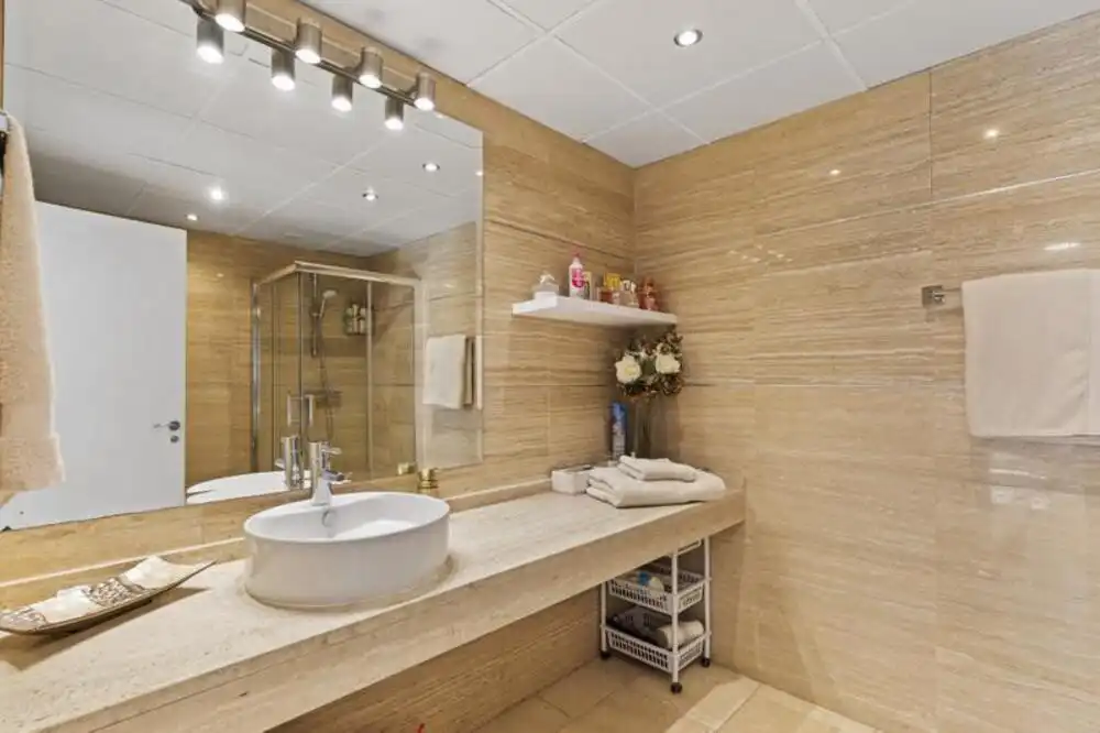 Badezimmer von Einfamilien-Reihenhaus zur Miete in Benahavís mit Klimaanlage, Privatgarten und Terrasse