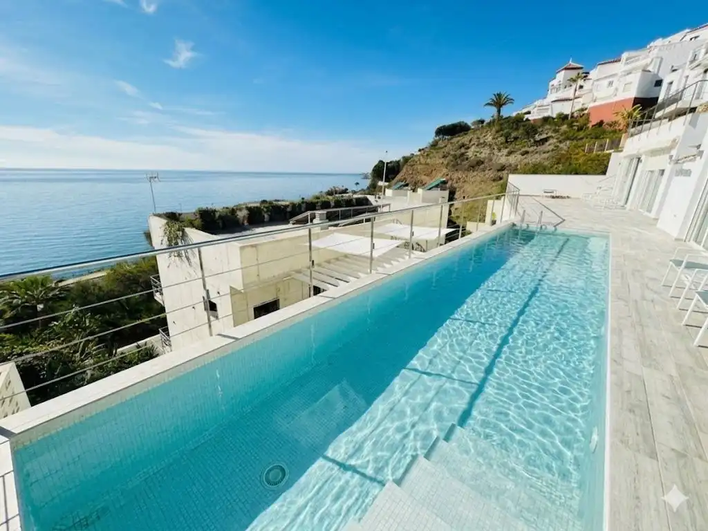 Piscina de Casa o xalet en venda en Nerja amb Aire condicionat, Jardí privat i Traster