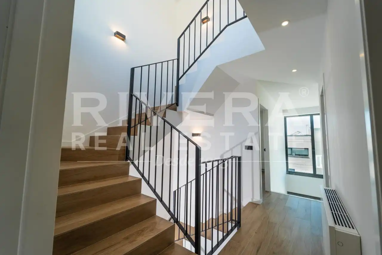 Casa adosada en venta en Vigo  con Calefacción y Jardín privado