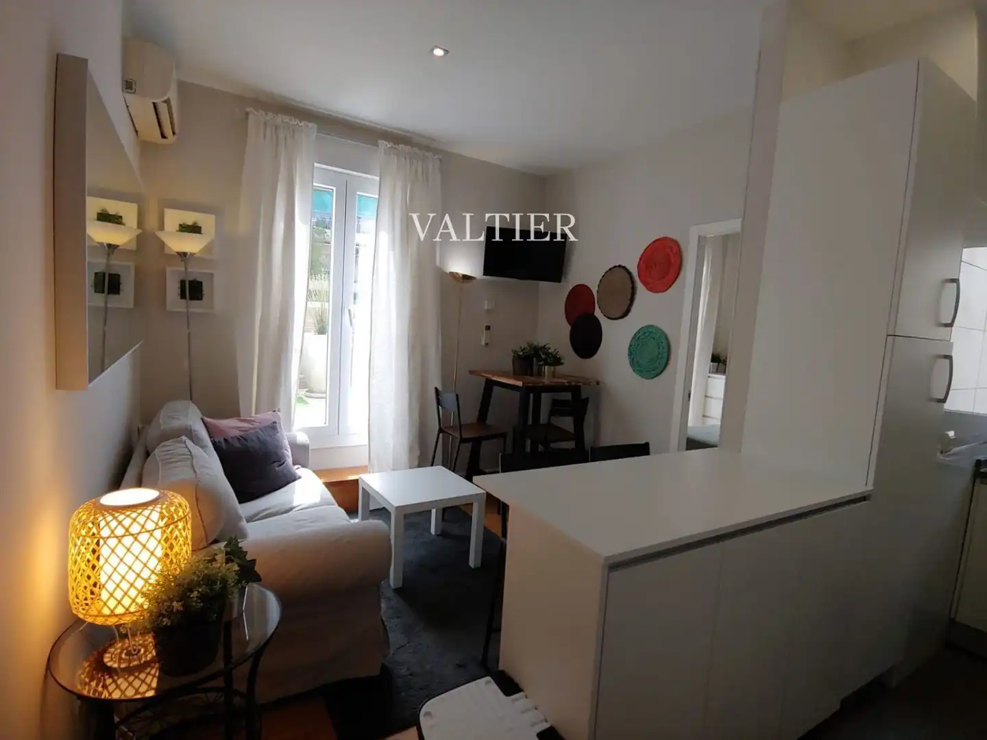 Schlafzimmer von Dachboden zur Miete in Madrid mit Klimaanlage, Terrasse und Möbliert