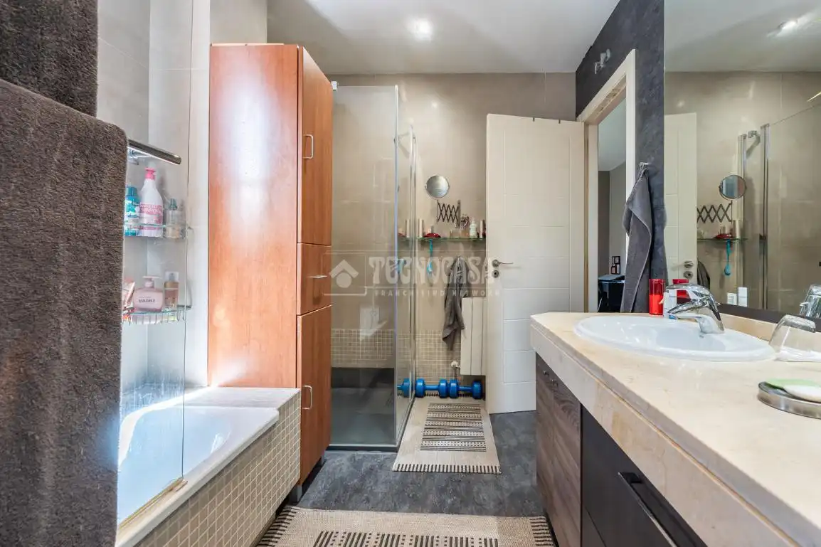 Baño de Casa adosada en venta en Paracuellos de Jarama con Aire acondicionado, Calefacción y Jardín privado