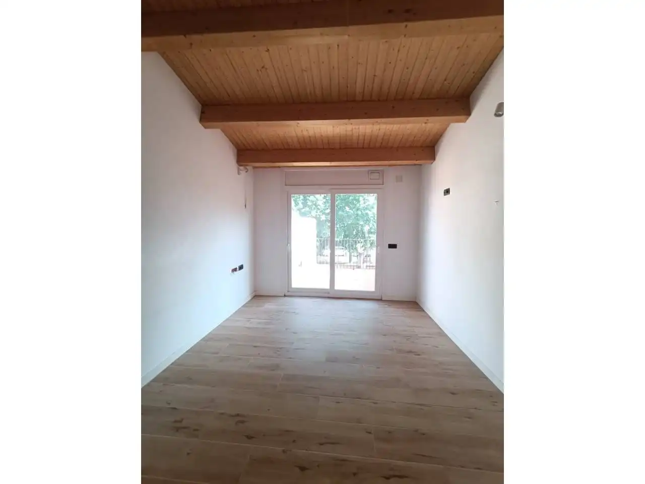 Schlafzimmer von Haus oder Chalet zum Verkauf in Salt mit Klimaanlage, Heizung und Privatgarten