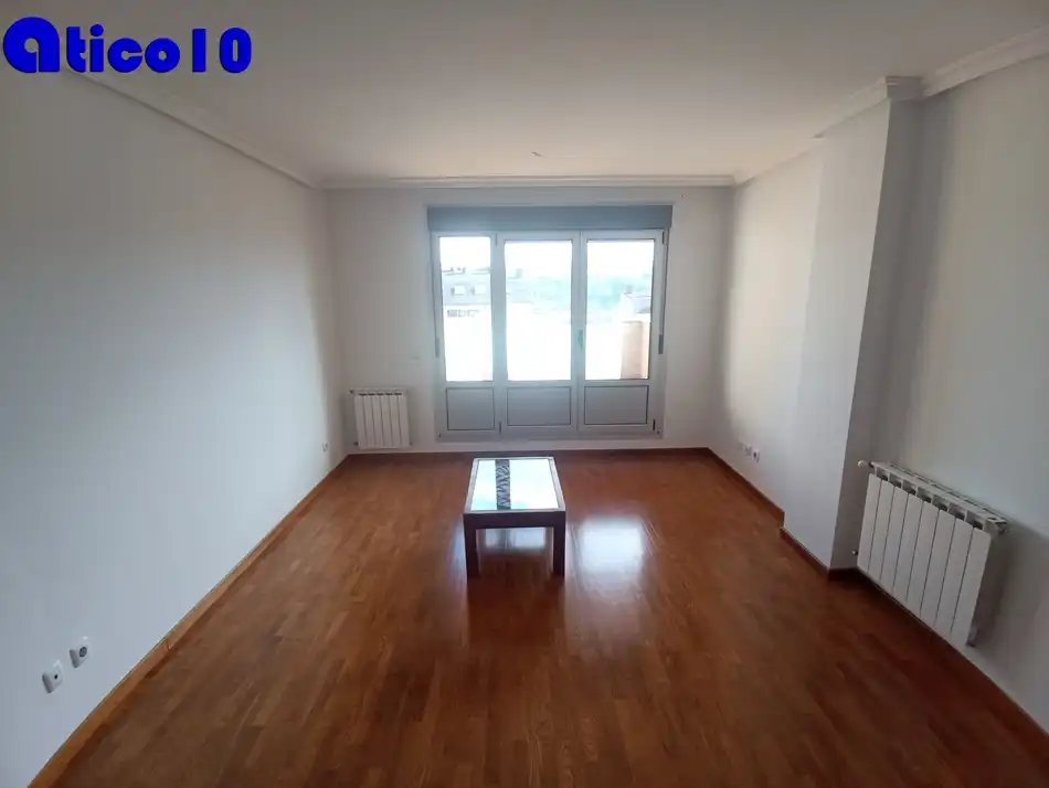Sala d'estar de Àtic en venda en Oviedo  amb Calefacció, Jardí privat i Parquet