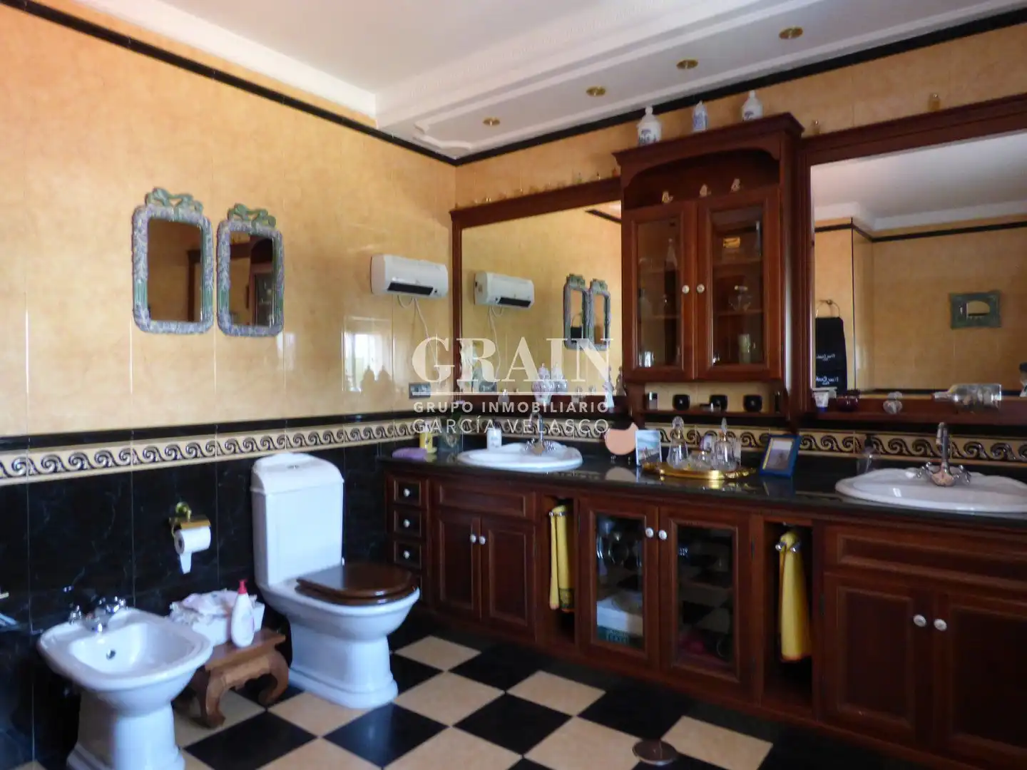 Bathroom of Houses for sale in Albacete  with Air Conditioner, Heating and Private garden