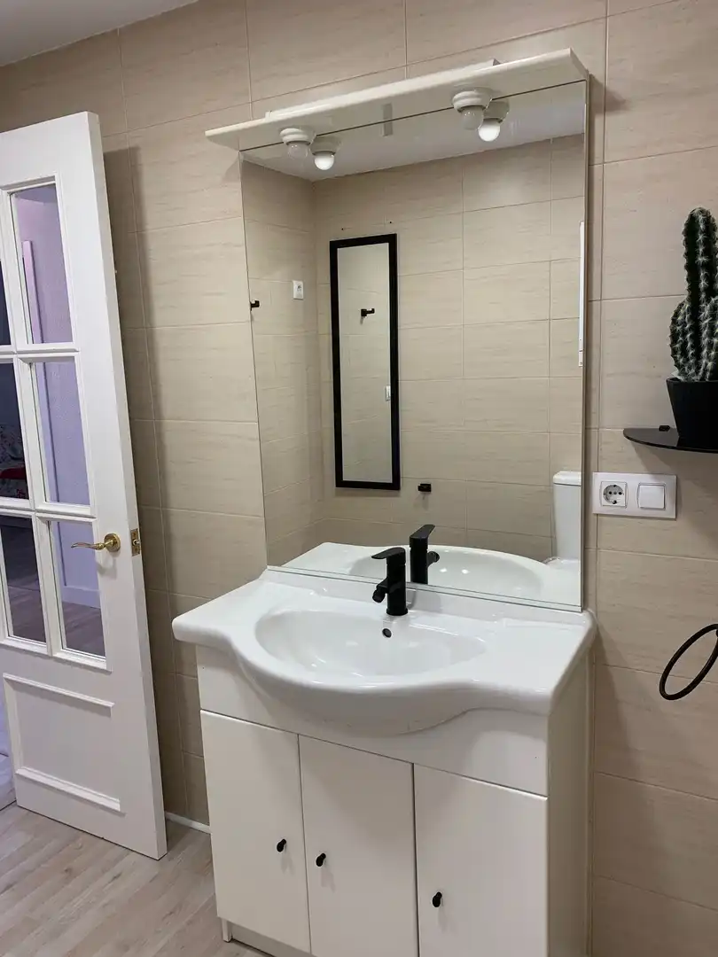 Baño de Piso de alquiler en Valencia con Aire acondicionado, Calefacción y Amueblado