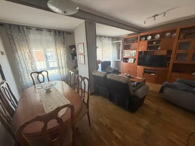 Sala d'estar de Dúplex en venda en León Capital  amb Calefacció i Parquet