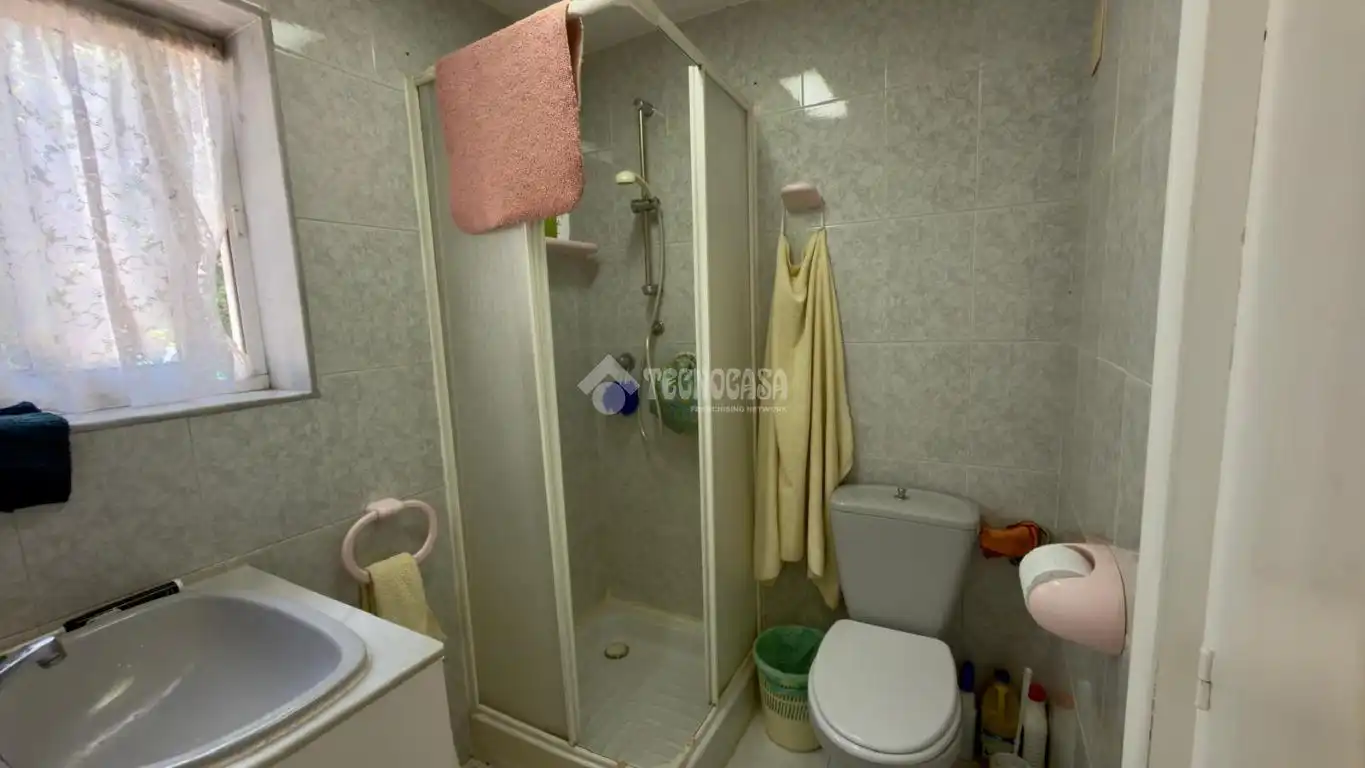 Baño de Casa adosada en venta en Los Barrios con Aire acondicionado, Calefacción y Balcón