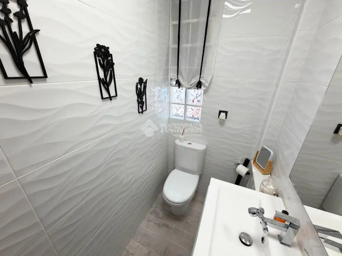 Bathroom of Detached homes for sale in Zaragoza  with Heating and Community pool