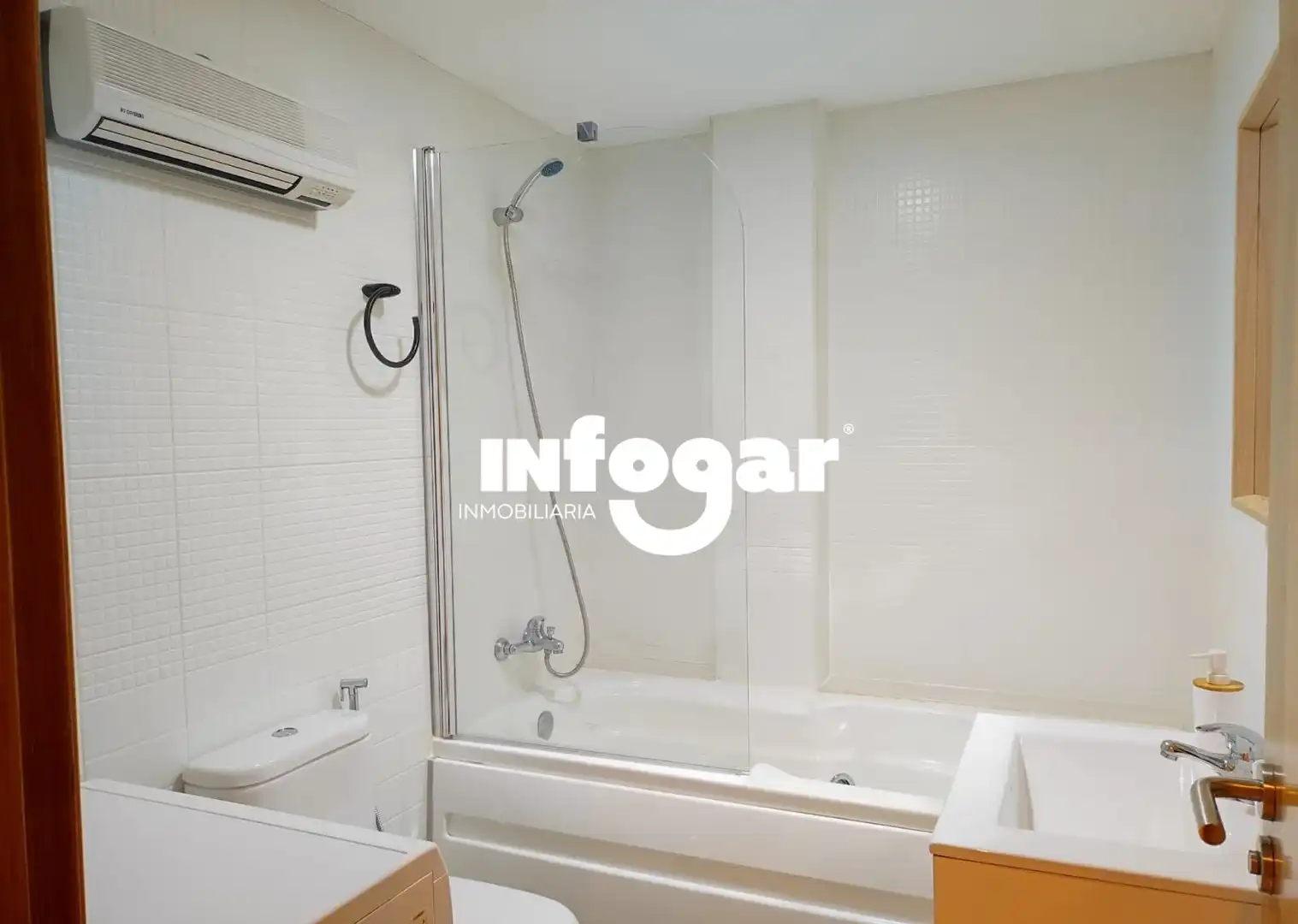 Baño de Piso de alquiler en A Guarda   con Calefacción, Parquet y Trastero