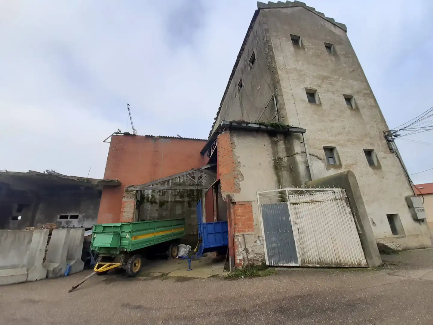 Vista exterior de Nau industrial en venda en Almeida de Sayago