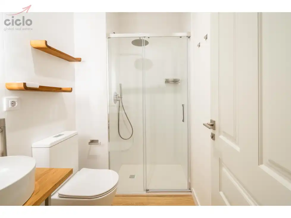 Baño de Piso de alquiler en Sevilla con Terraza, Piscina y Amueblado