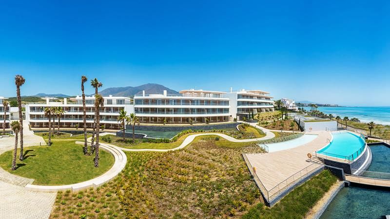 Vista exterior de Pis en venda en Estepona amb Aire condicionat, Calefacció i Jardí privat