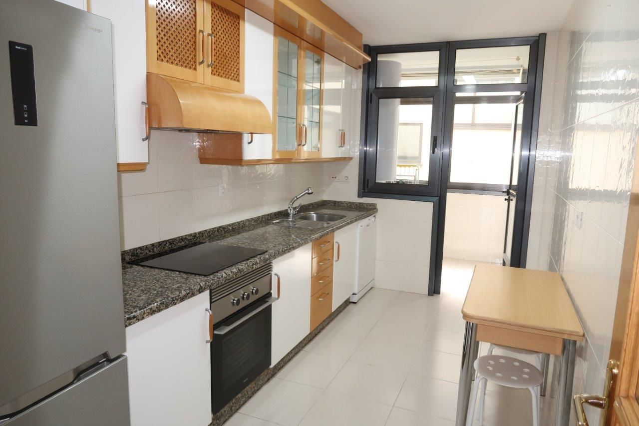 Cuina de Apartament de lloguer en A Coruña Capital  amb Calefacció i Parquet