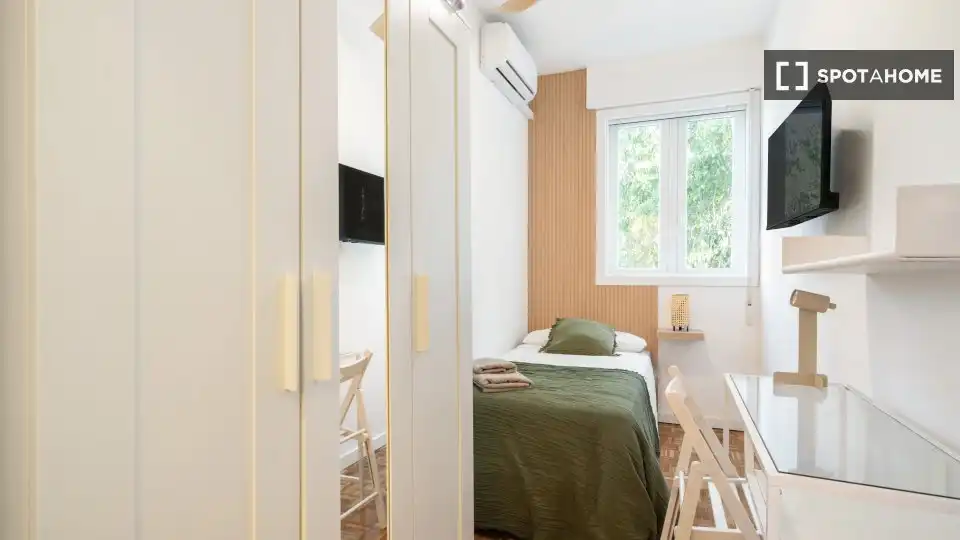 Dormitori de Apartament per a compartir en Madrid amb Aire condicionat, Terrassa i Moblat