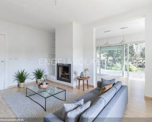 Sala d'estar de Casa o xalet en venda en Sant Cugat del Vallès amb Aire condicionat, Calefacció i Jardí privat