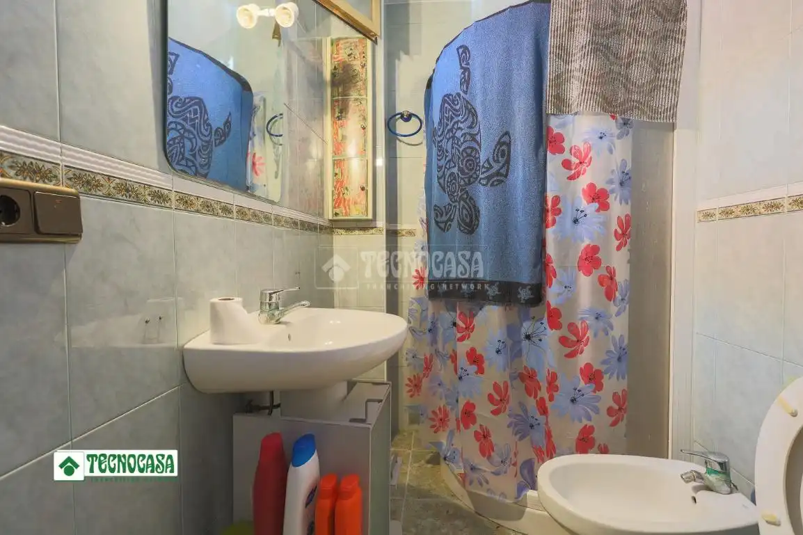 Badezimmer von Wohnung zum Verkauf in Adra mit Klimaanlage, Heizung und Terrasse