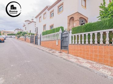 Casa aparellada amb jardí en venda a La Zubia Ciudad