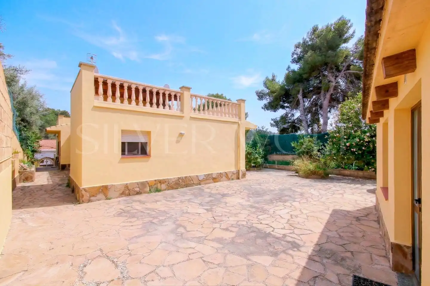 Vista exterior de Casa o xalet en venda en Sitges amb Aire condicionat, Calefacció i Jardí privat
