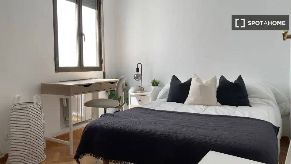 Bedroom of Flat for share in Madrid  with Air Conditioner, Heating and Furnished