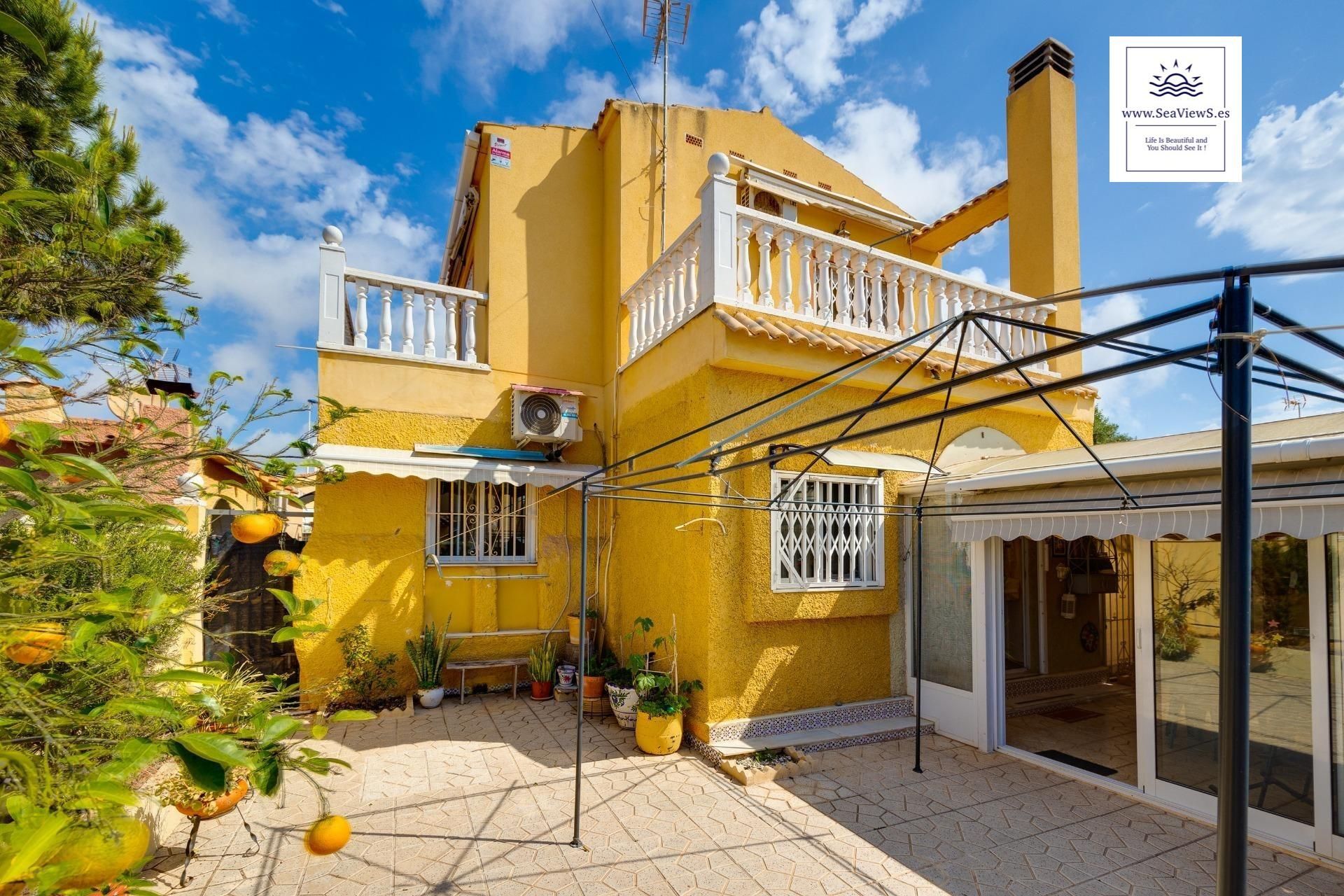 Exterior view of House or chalet for sale in Torrevieja  with Air Conditioner, Heating and Private garden