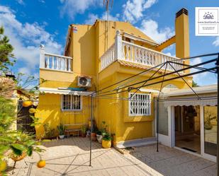 Vista exterior de Casa o xalet en venda en Torrevieja amb Aire condicionat, Calefacció i Jardí privat