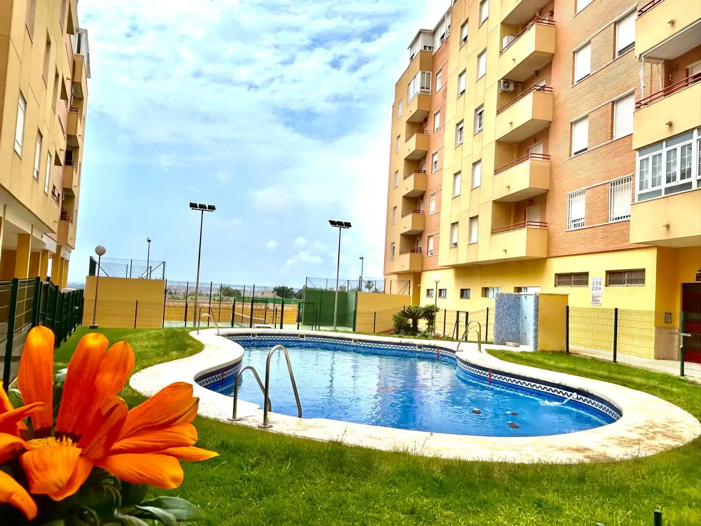 Piscina de Pis en venda en Roquetas de Mar amb Aire condicionat, Terrassa i Piscina comunitària
