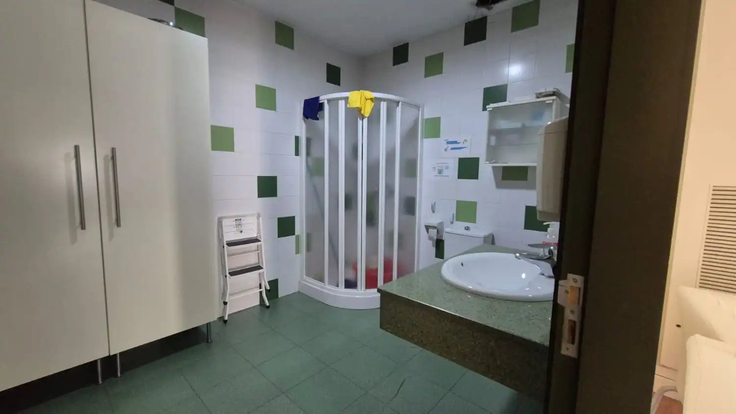 Badezimmer von Büro zum Verkauf in Badajoz mit Klimaanlage, Heizung und Terrasse