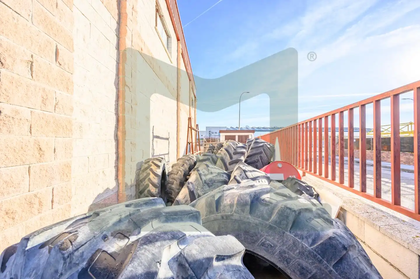 Parkplatz von Fabrikhallen zum Verkauf in Griñón