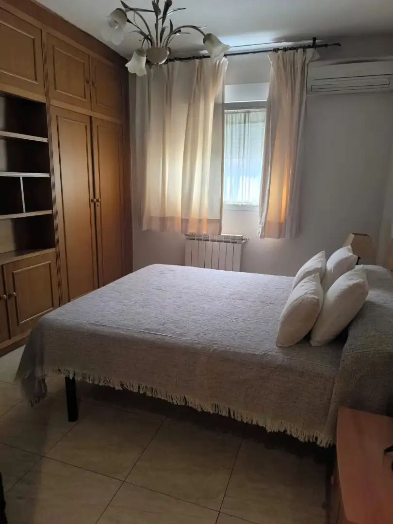 Dormitori de Pis de lloguer en Granada amb Aire condicionat, Calefacció i Moblat
