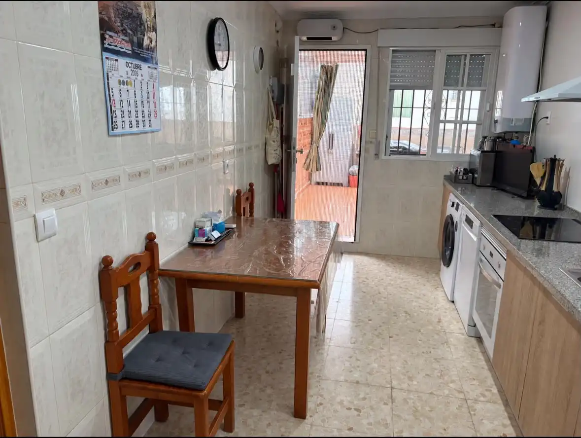 Cuina de Casa adosada en venda en Punta Umbría amb Aire condicionat, Terrassa i Balcó