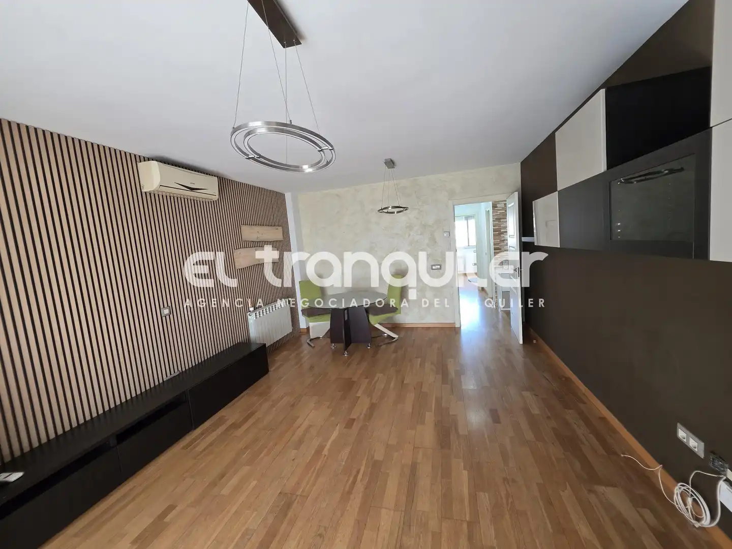 Living room of Flat for rent in Madrid  with Air Conditioner, Parquet flooring and Storage room