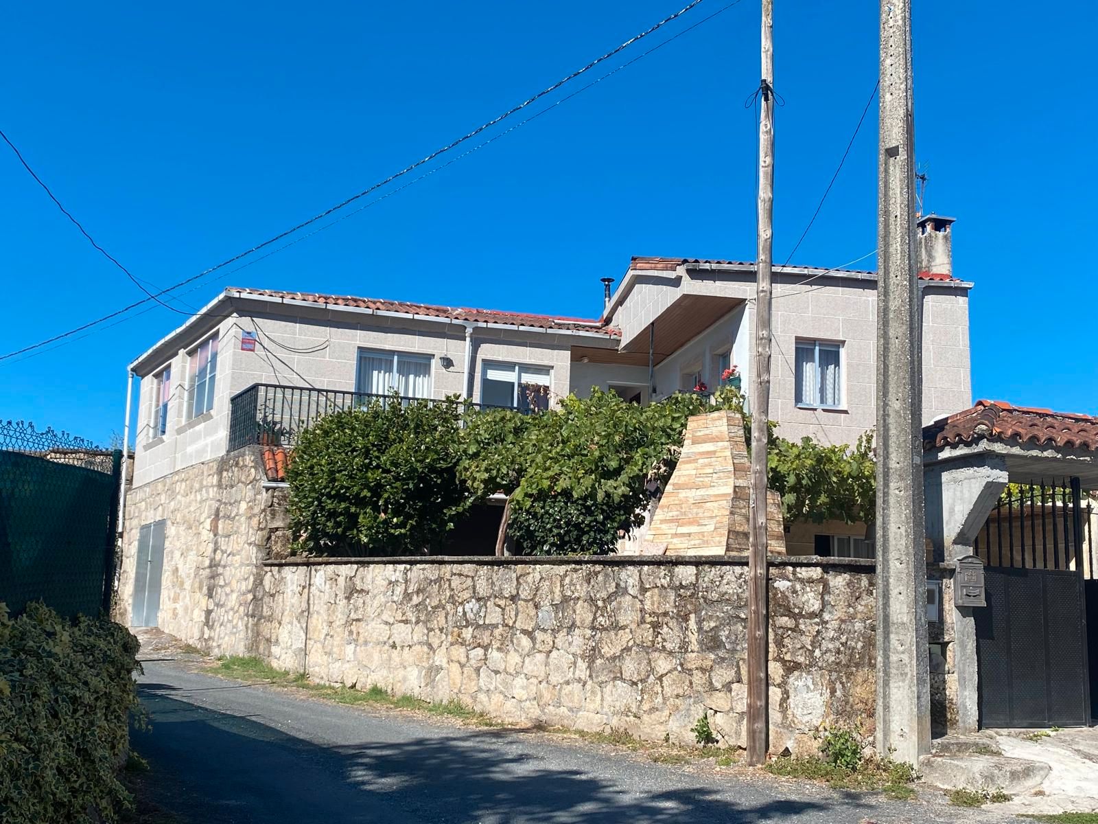 Vista exterior de Casa o xalet de lloguer en Maside amb Parquet, Moblat i Balcó