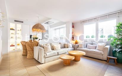 Living room of Flat for sale in  Madrid Capital  with Air Conditioner and Heating