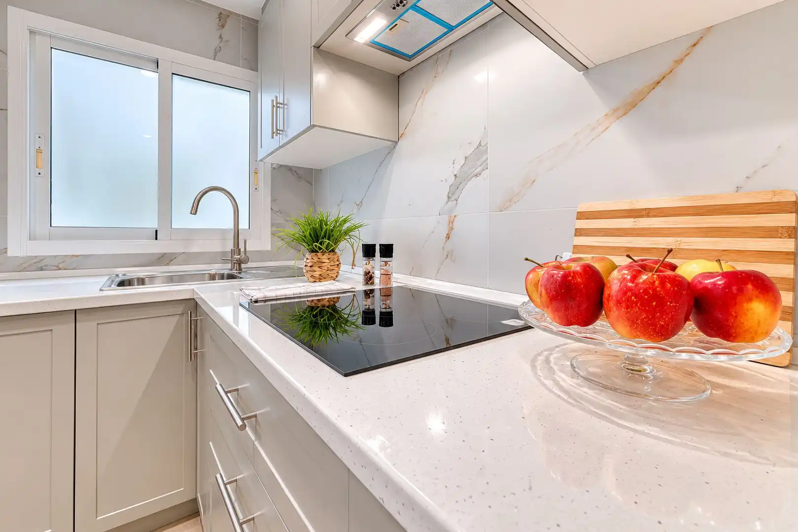 Cuina de Apartament de lloguer en Marbella amb Aire condicionat, Terrassa i Traster