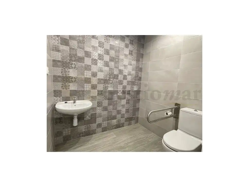 Bathroom of Commercial properties for rent in Cambrils