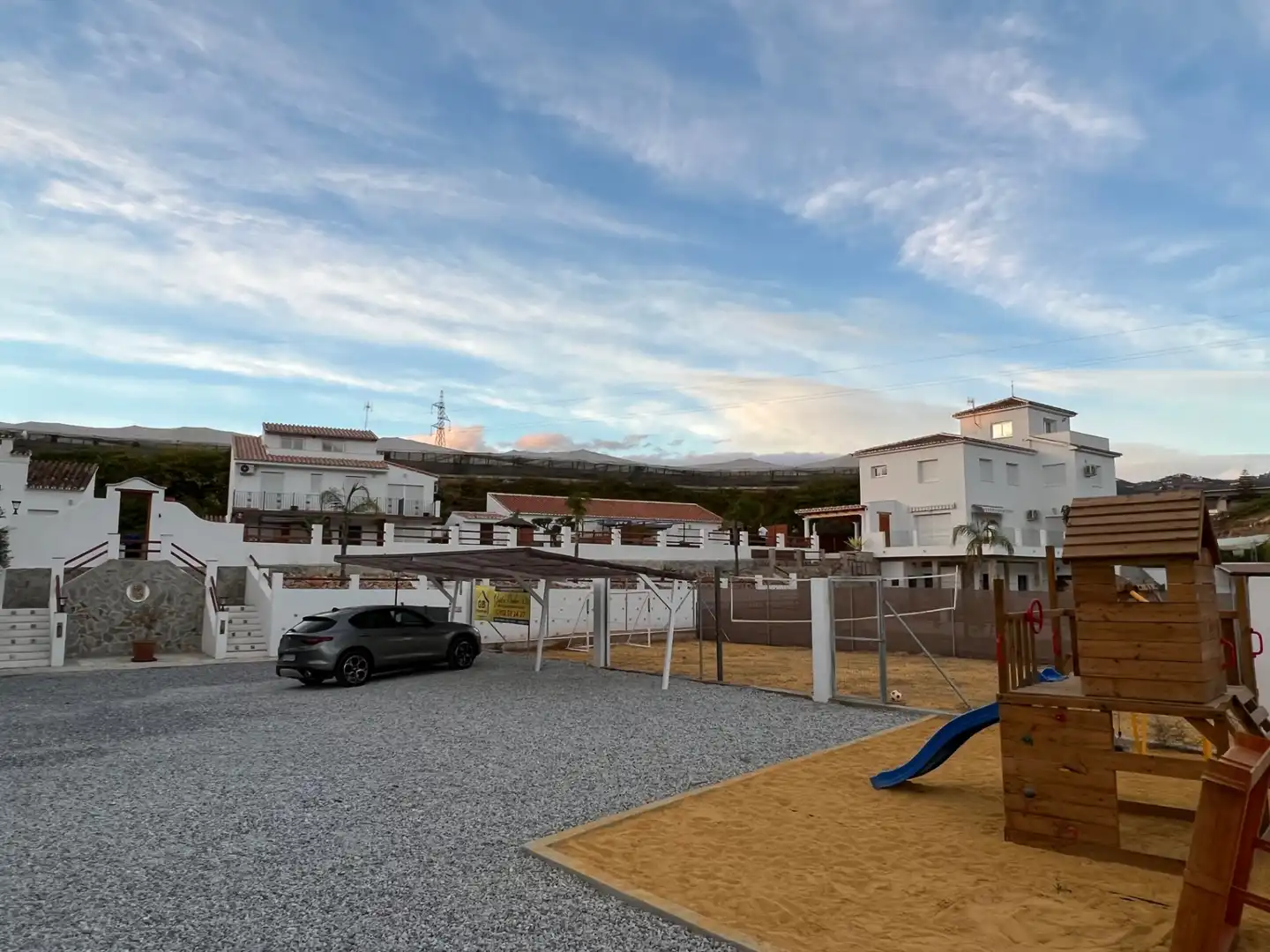 Vista exterior de Casa o xalet en venda en Vélez-Málaga amb Aire condicionat, Jardí privat i Terrassa