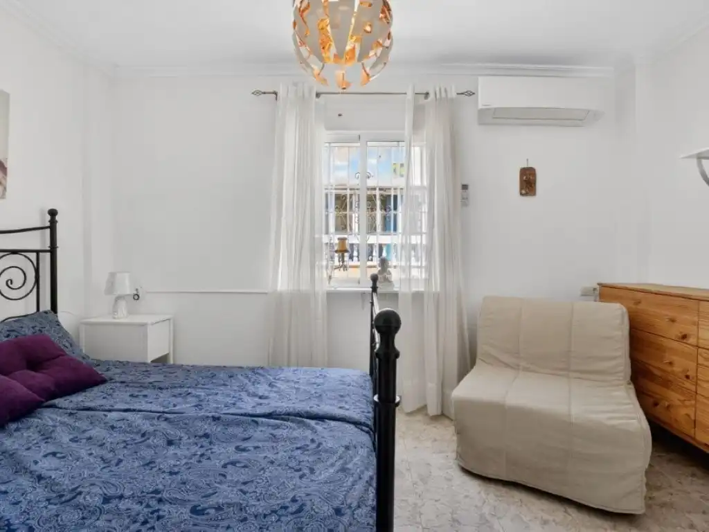 Schlafzimmer von Einfamilien-Reihenhaus zum Verkauf in Torrevieja mit Klimaanlage, Privatgarten und Schwimmbad
