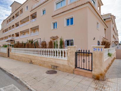 Vista exterior de Casa o xalet en venda en Orihuela amb Aire condicionat, Jardí privat i Terrassa