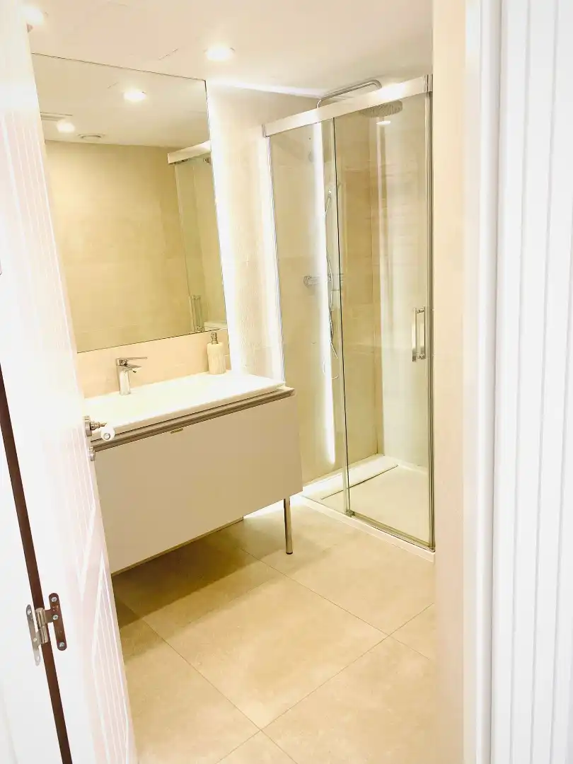 Badezimmer von Wohnung zur Miete in Benalmádena mit Klimaanlage, Terrasse und Möbliert