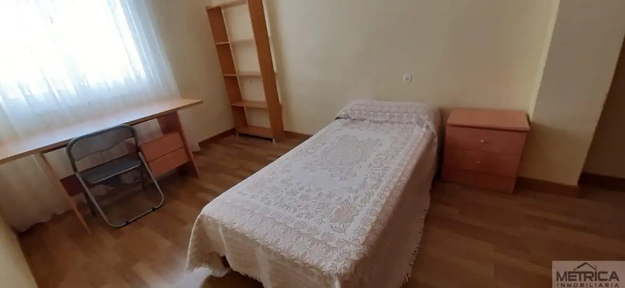 Dormitori de Pis de lloguer en Salamanca amb Calefacció, Moblat i Balcó