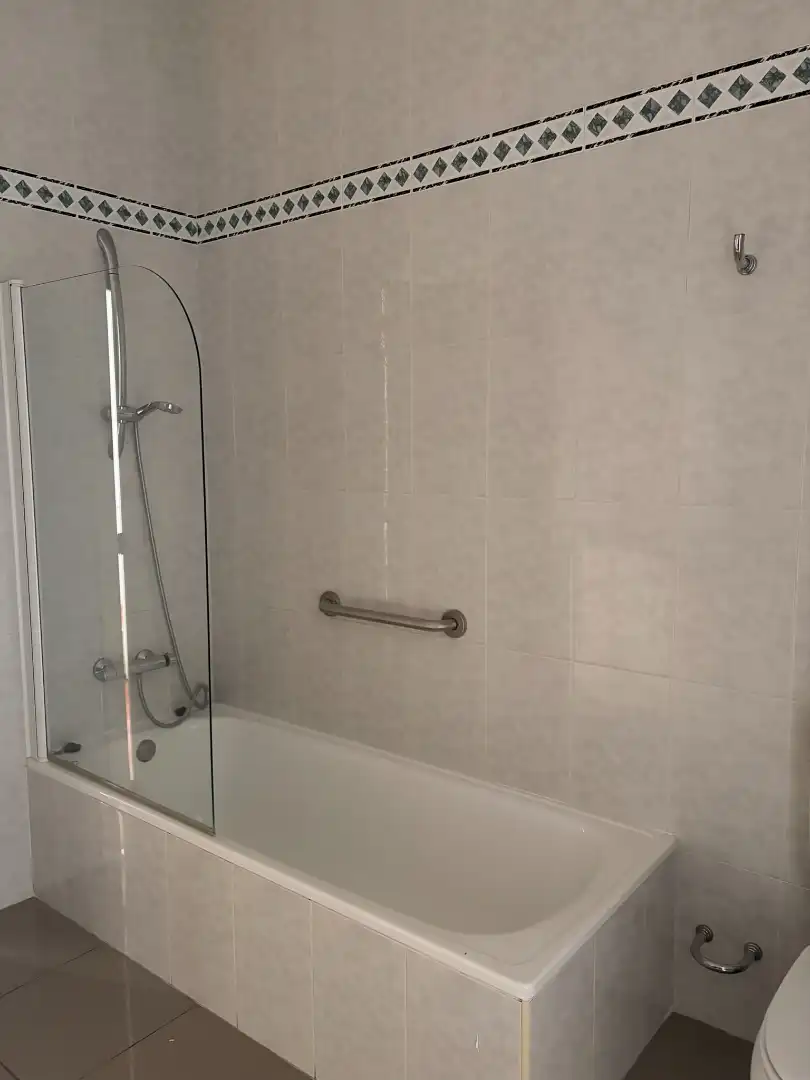Bathroom of Flat for rent in Les Borges Blanques  with Air Conditioner, Heating and Parquet flooring