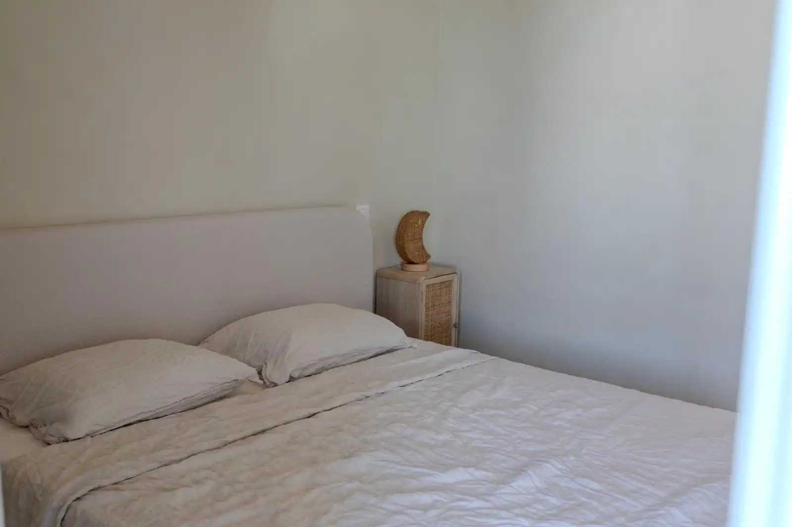 Habitación de Apartamento de alquiler en Estepona con Aire acondicionado, Terraza y Piscina